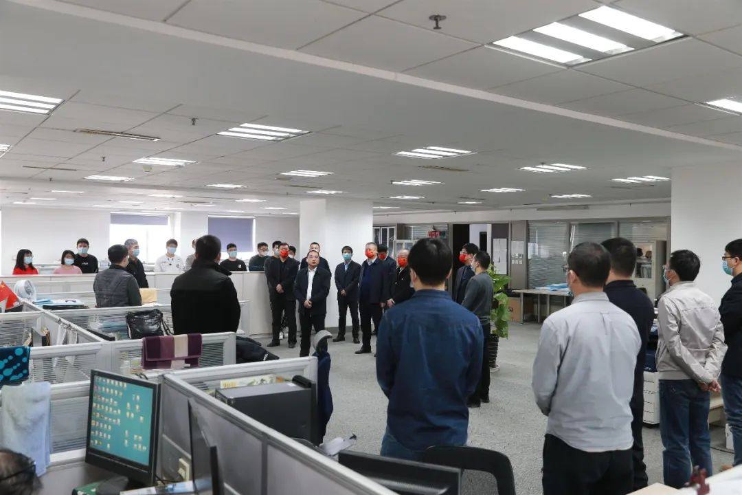 中铝沈阳铝镁院领导给员工送祝福鼓干劲