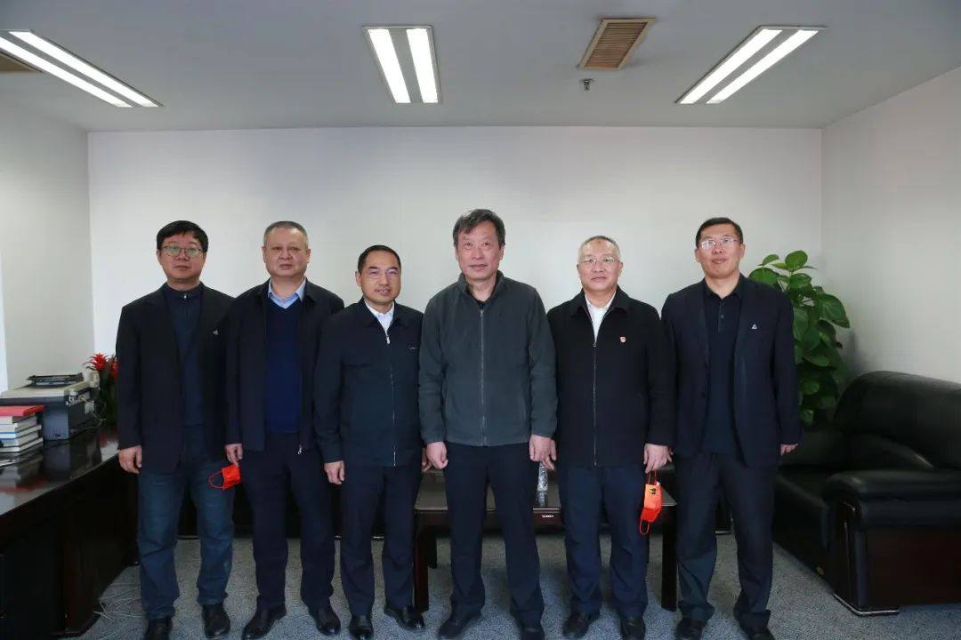 中铝沈阳铝镁院领导给员工送祝福鼓干劲
