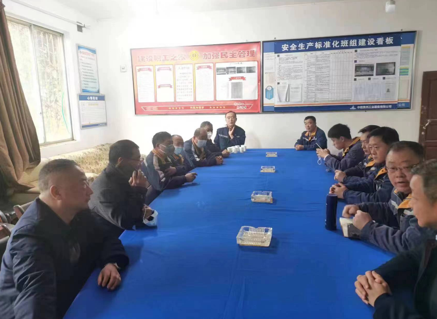 贵州铝厂有限责任公司领导看望慰问工服公司驻外员工