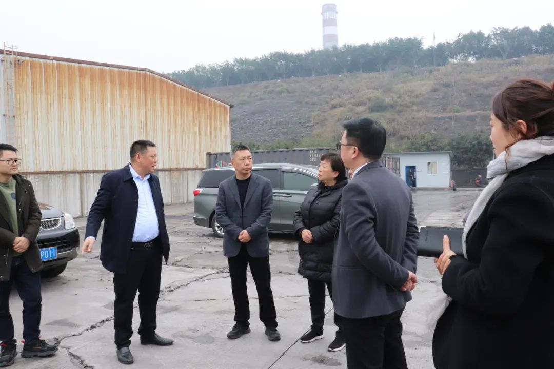 綦江区副区长陈贤、重庆车务段段长熊伟一行到旗能电铝公司调研指导