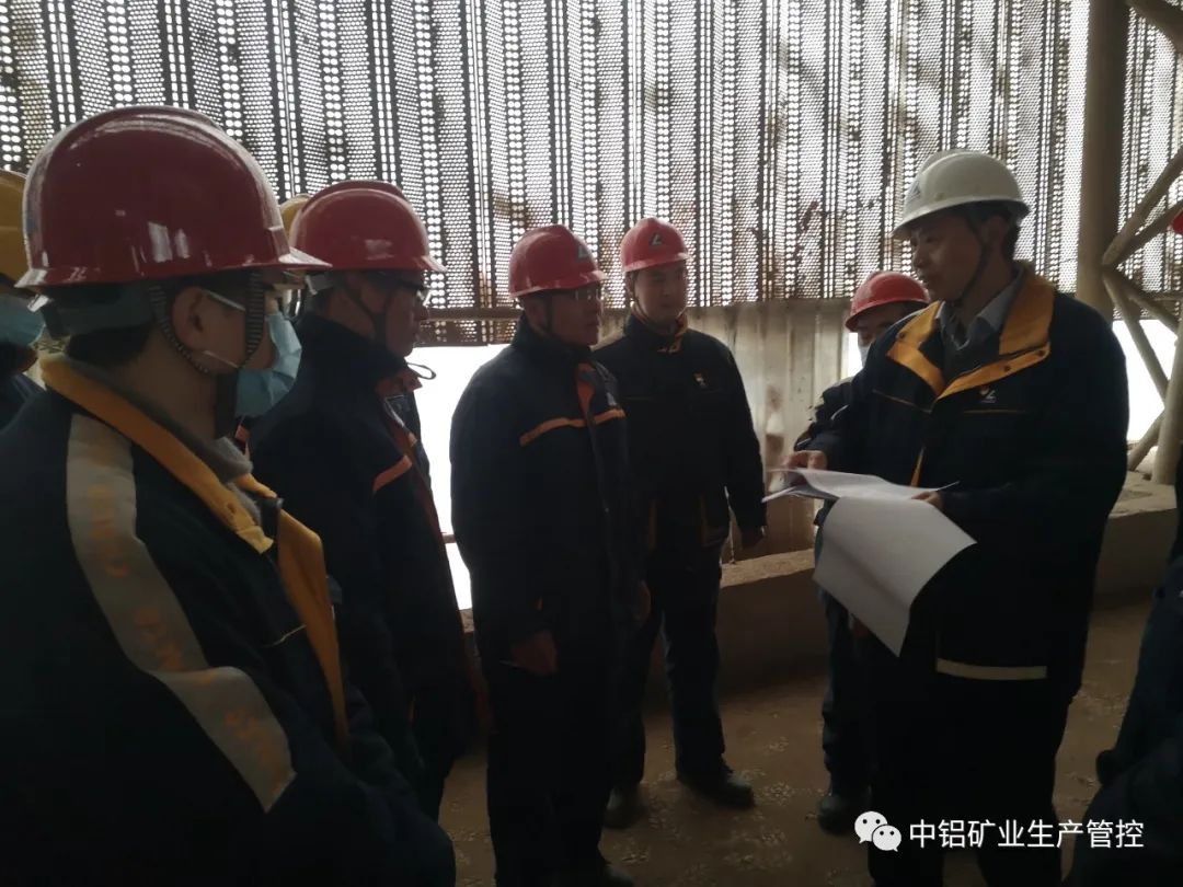 中鋁礦業公司領導潘首道帶隊到生產管控中心配料工序檢查固體輸送系統專項整治進度