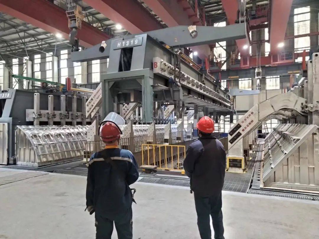 包头铝业华云电解一厂成功完成槽架吊运工作