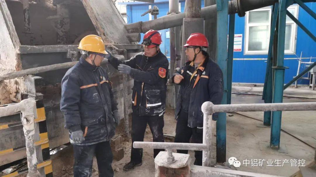 中铝矿业生产管控中心蒸发焙烧工序跟踪检查3#炉检修质量，助力“百元降本”