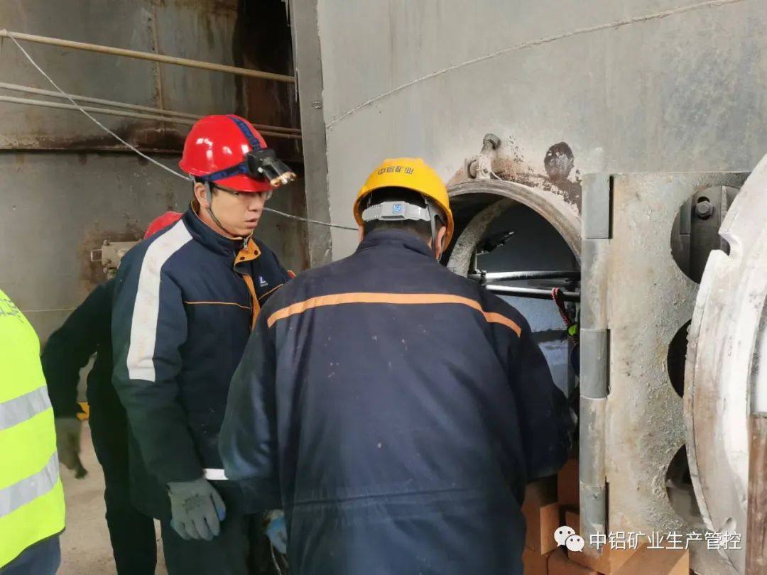 中铝矿业生产管控中心蒸发焙烧工序跟踪检查3#炉检修质量，助力“百元降本”