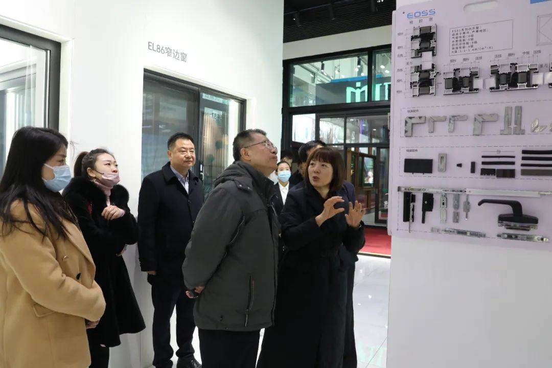 中国建筑材料流通协会会长秦占学一行来华建铝业集团参观考察