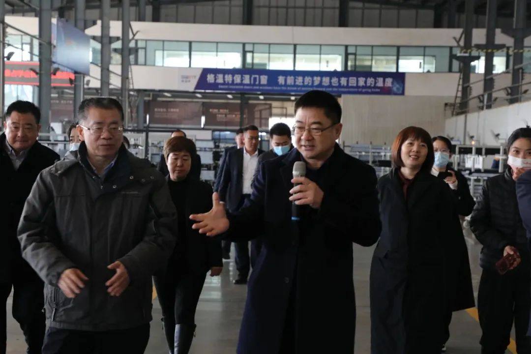中国建筑材料流通协会会长秦占学一行来华建铝业集团参观考察