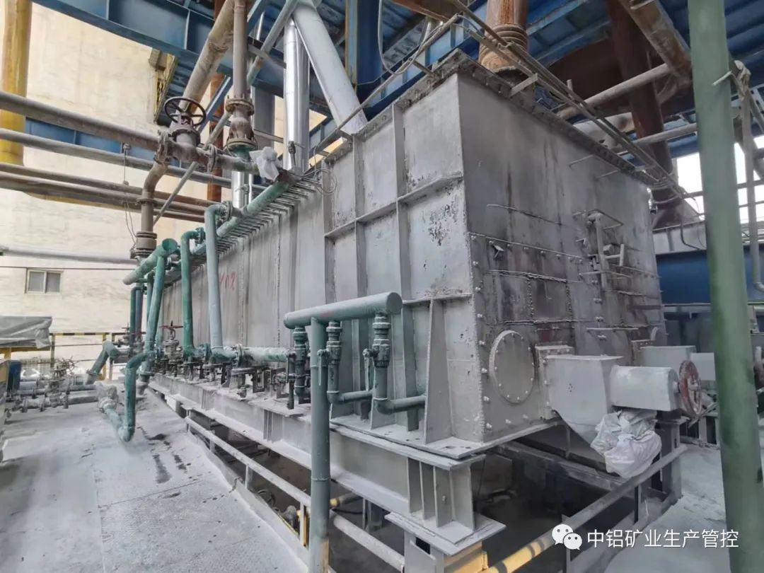 中鋁礦業生產管控中心蒸發焙燒工序自主完成3#爐流化牀檢修工作