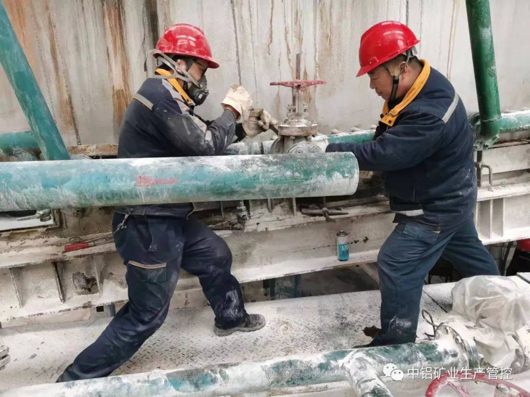 中铝矿业生产管控中心蒸发焙烧工序自主完成3#炉流化床检修工作