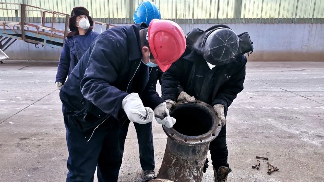 宏躍集團電解鋅廠電解作業區完成冷卻塔管路清理