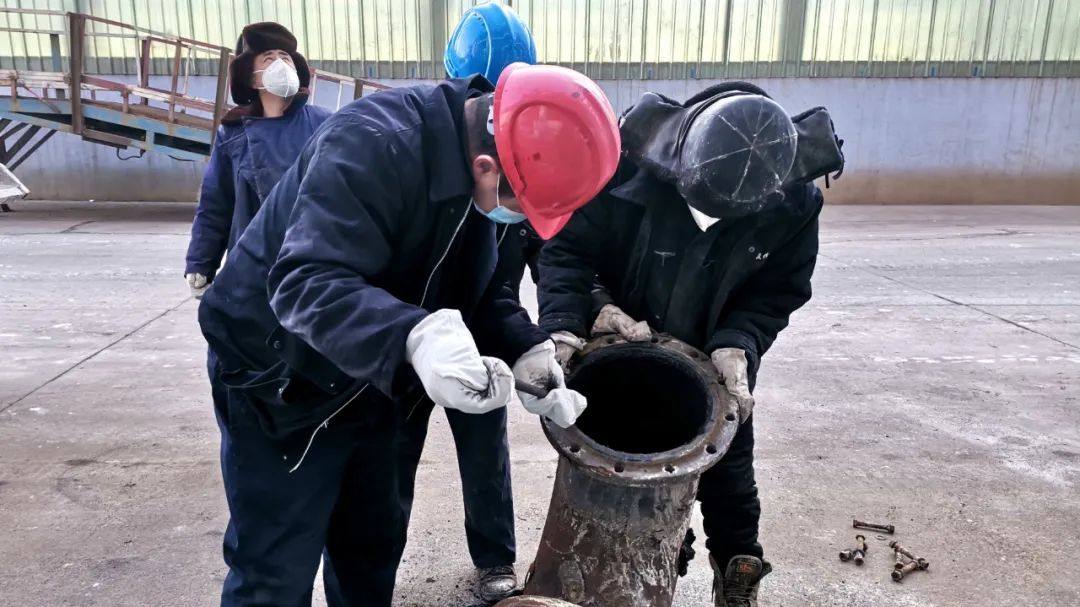 宏跃集团电解锌厂电解作业区完成冷却塔管路清理