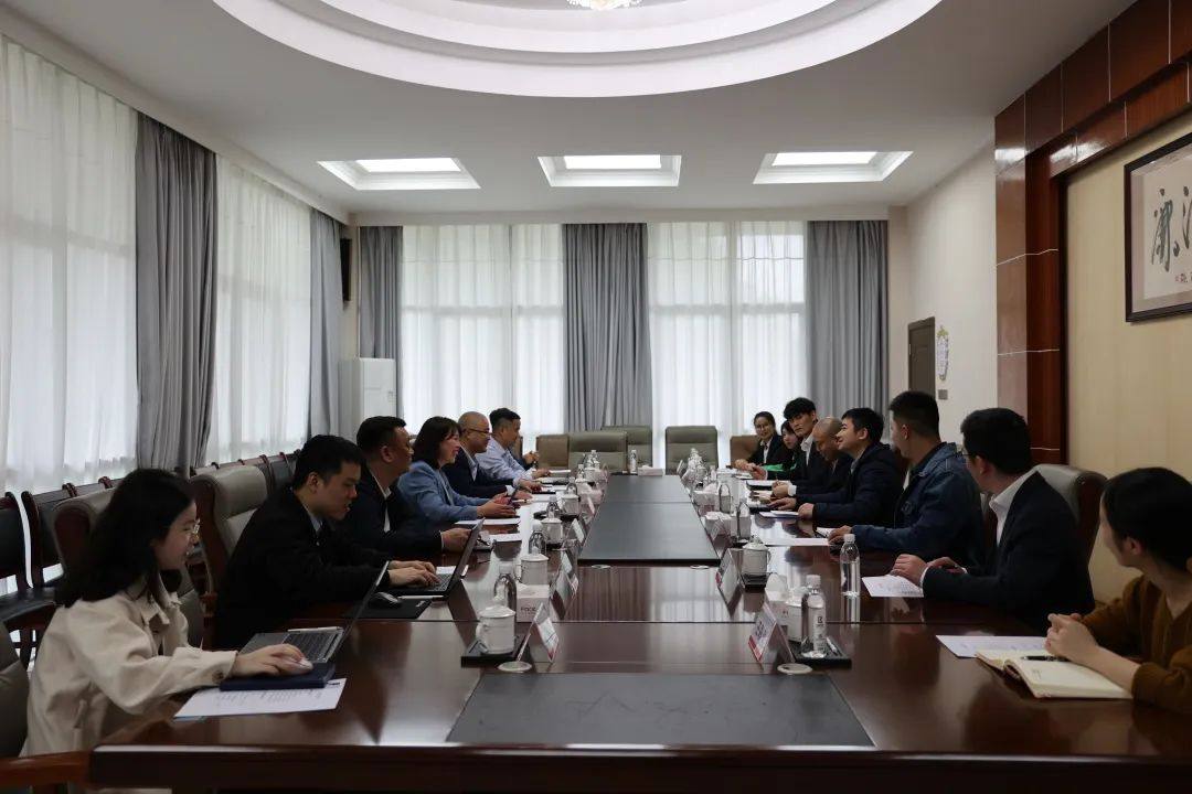 兴业银行钦州支行行长李毅一行到吉利百矿集团参观交流