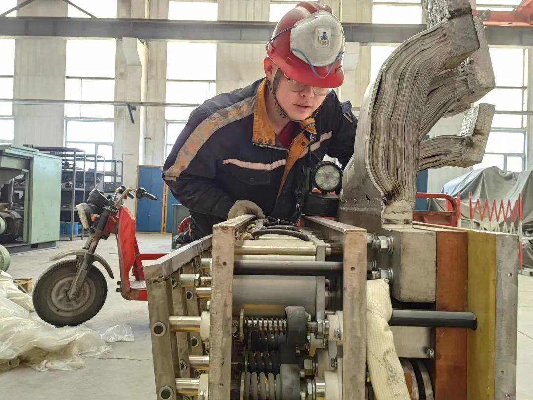 包头铝业华云电解一厂加强不停电开关日常点检 保障停启槽作业安全运行