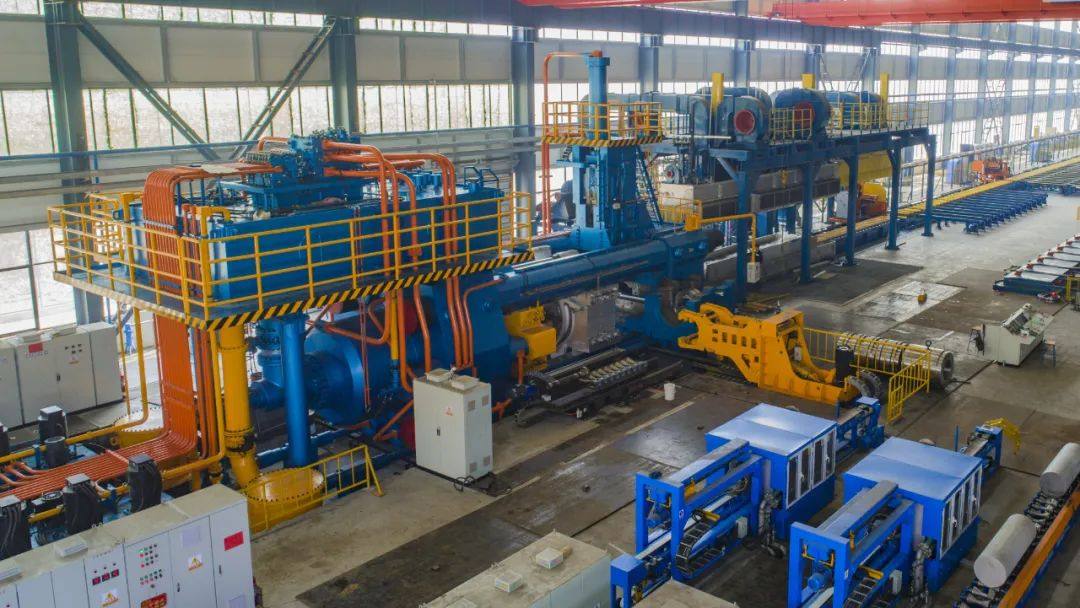 华建铝业万吨挤压机试机成功