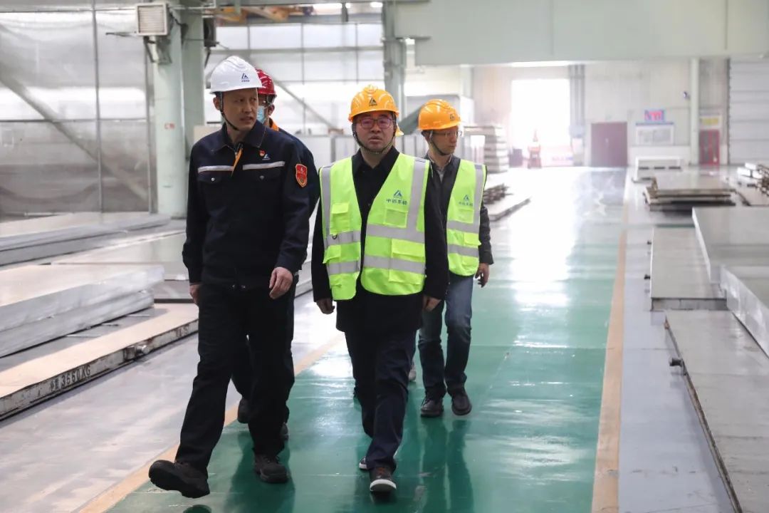 宝武铝业科技有限责任公司董事长吴健鹏一行到中铝东轻访问
