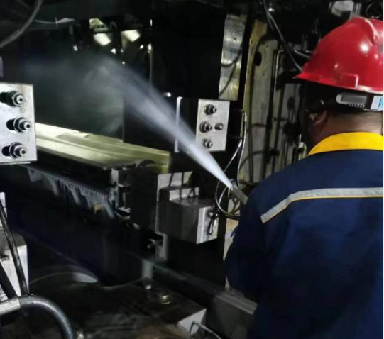 中鋁河南洛陽鋁加工有限公司熱軋加強軋機清洗保潔工作