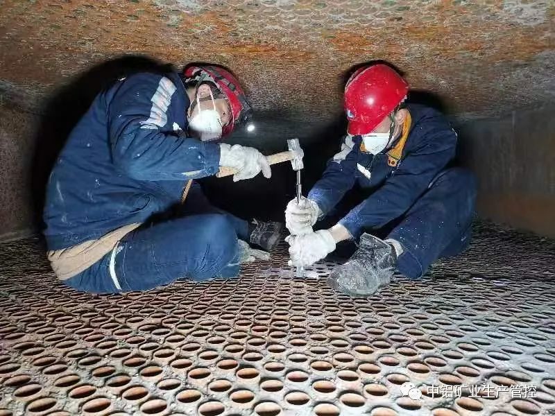 中鋁礦業生產管控中心熱機工序完成7#爐低溫段預熱器管排疏通工作