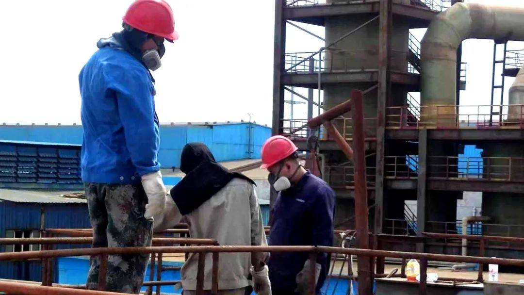 宏跃集团铅锌厂烧结作业区集中更换收尘器布袋