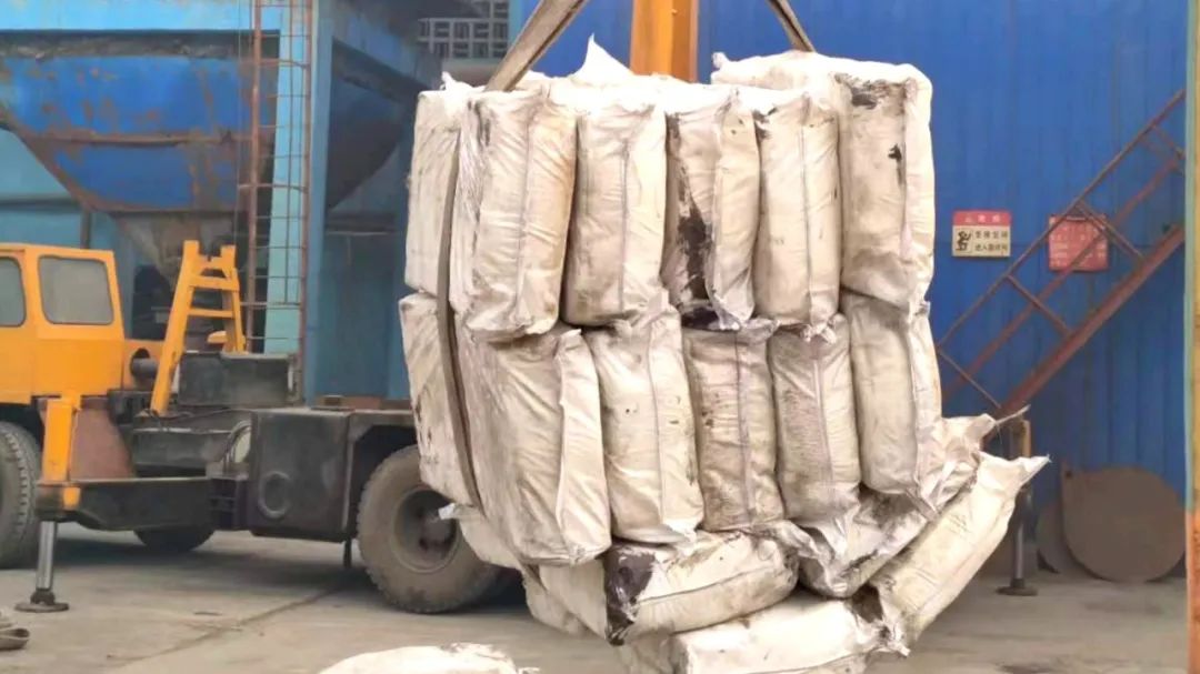 宏跃集团铅锌厂烧结作业区集中更换收尘器布袋