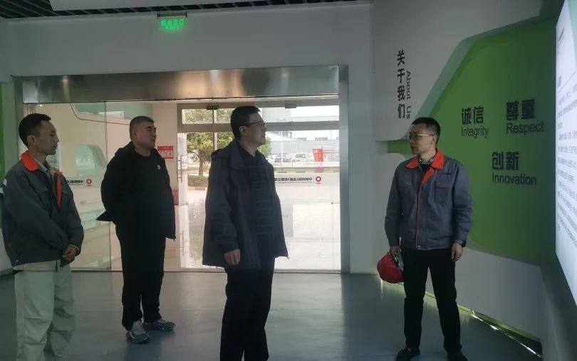 西北铝业有限责任公司副总经理章伟带队走访中材科技（成都）有限责任公司