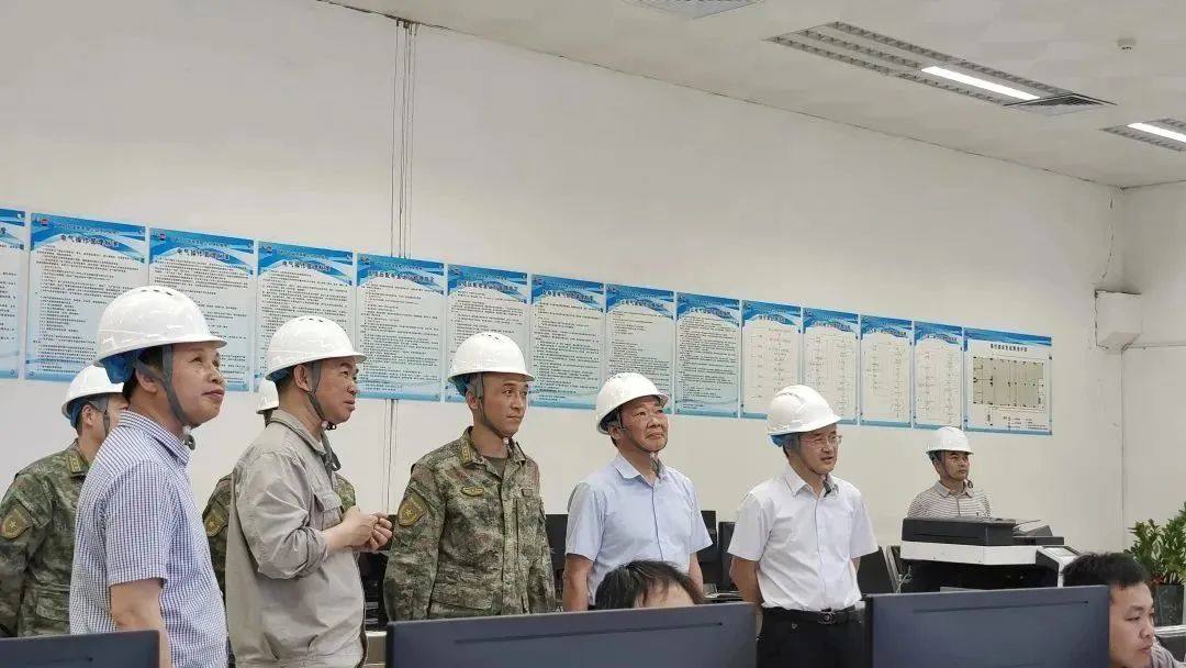 百色市军分区司令员葛丰一行到吉利百矿集团考察调研