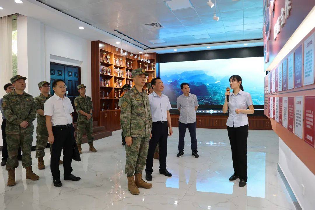 百色市军分区司令员葛丰一行到吉利百矿集团考察调研
