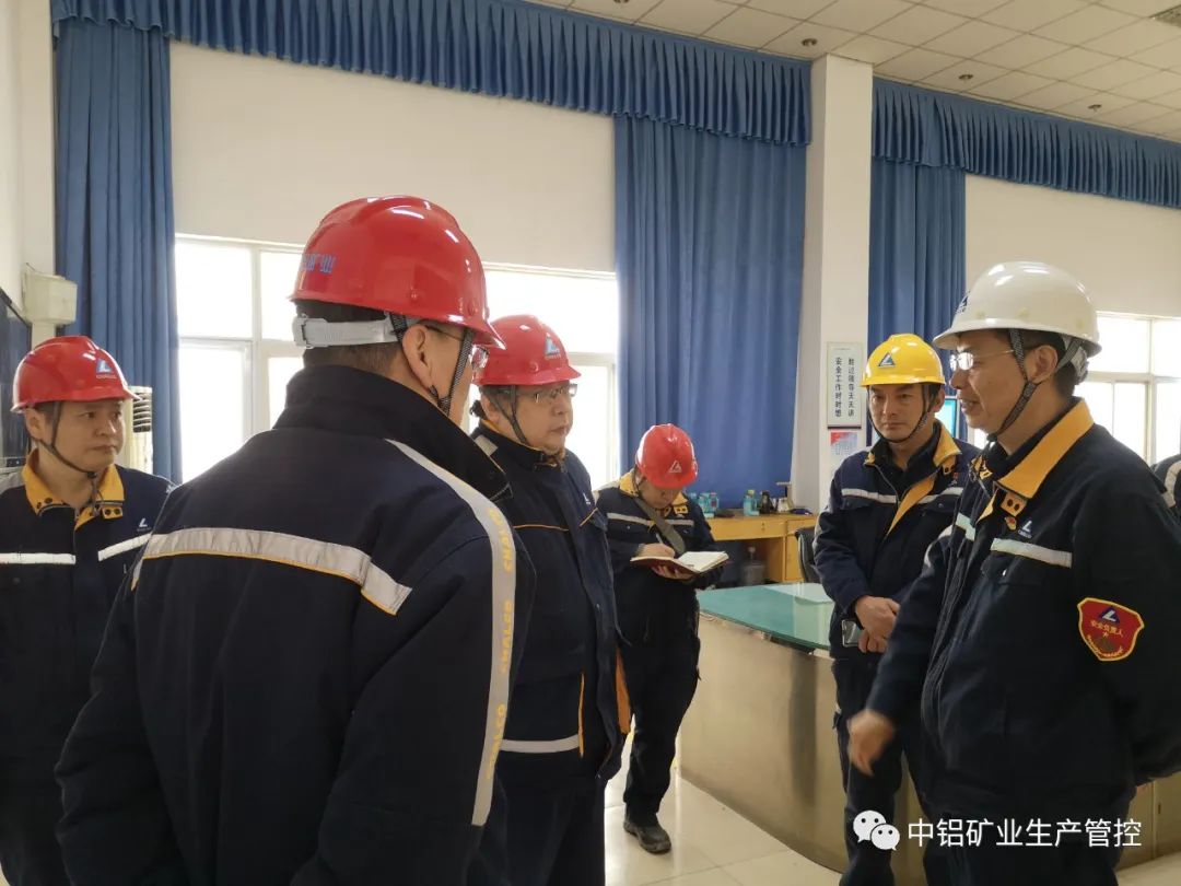 中鋁礦業公司領導潘首道到生產管控中心電力運行部進行電氣安全檢查