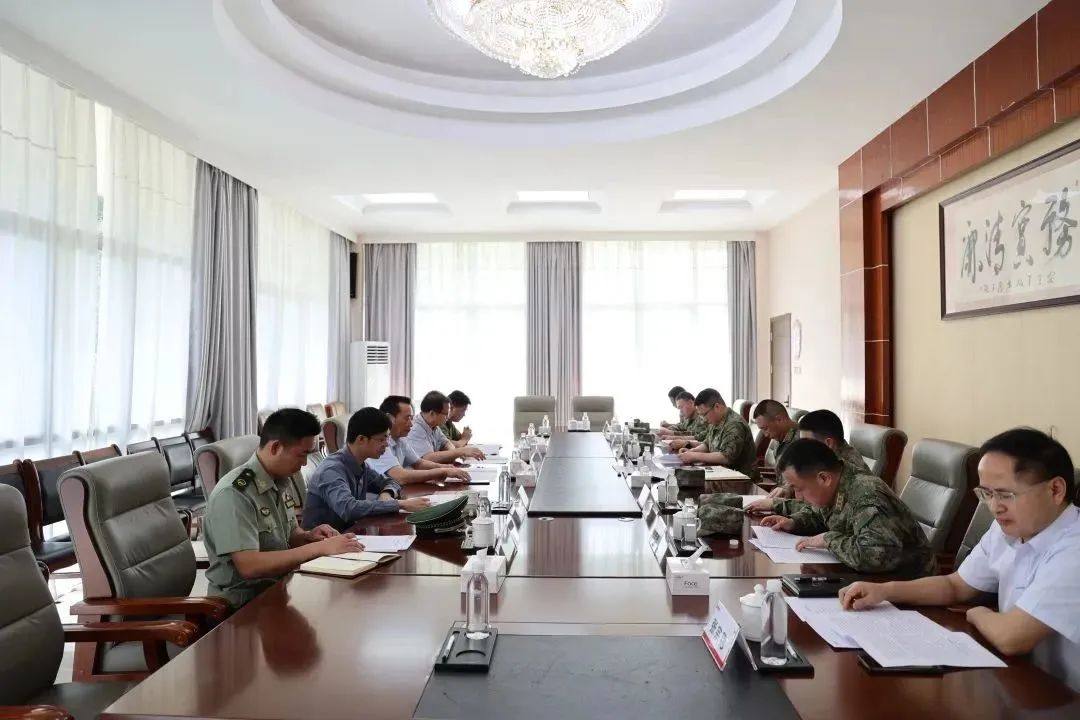 百色市军分区司令员葛丰一行到吉利百矿集团考察调研