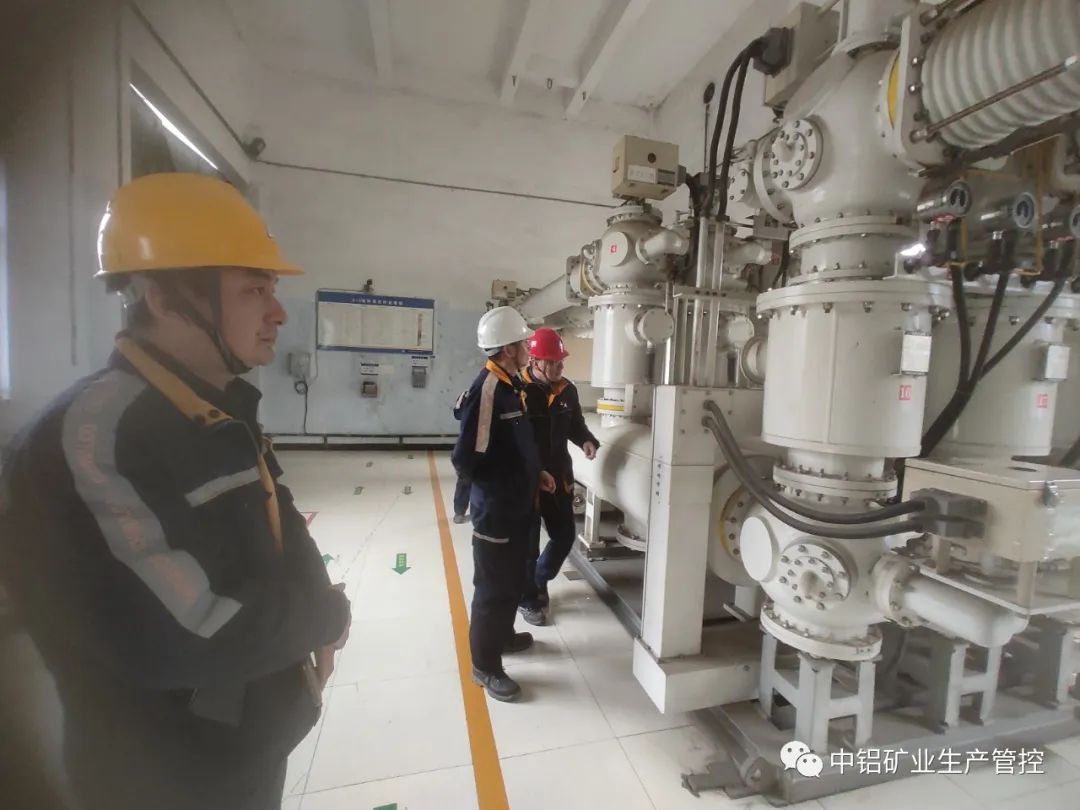 中铝矿业公司领导潘首道到生产管控中心电力运行部进行电气安全检查