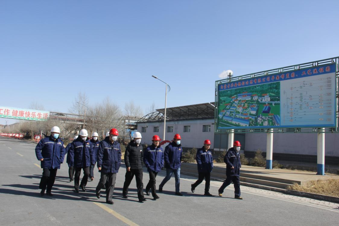 赤峰市海关关长徐平一行到兴安银铅公司检查银加工贸易业务进展情况