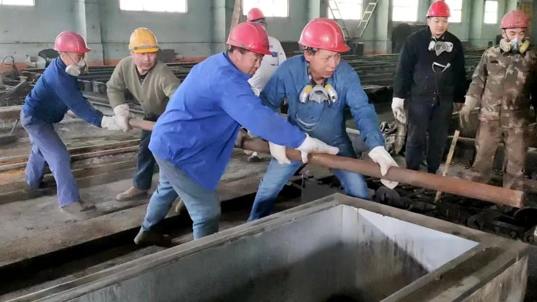 宏跃集团铅锌厂电铅作业区积极备战、争抢工时 全力投入系统检修