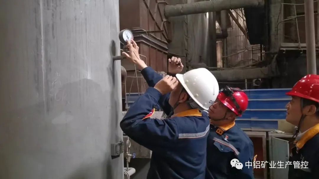 中铝矿业公司领导潘首道到生产管控中心对A级危险源7#锅炉进行履职检查