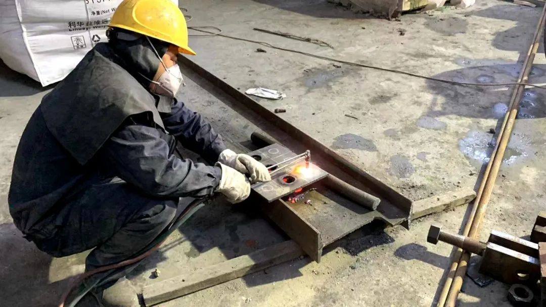 宏跃集团铅锌厂熔炼作业区高效落实检修任务