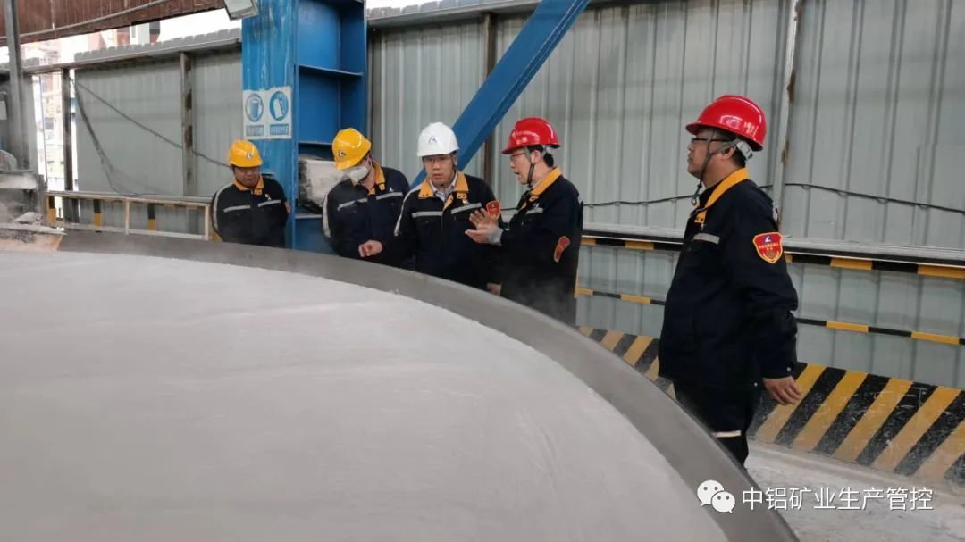 中鋁礦業公司領導郝躍鵬到生產管控中心對焙燒爐危險源進行履職檢查