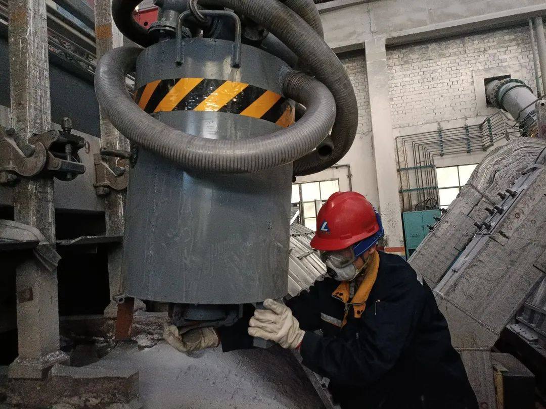 包头铝业​电解三厂电解南区制作“风动装卸物料搬运车”