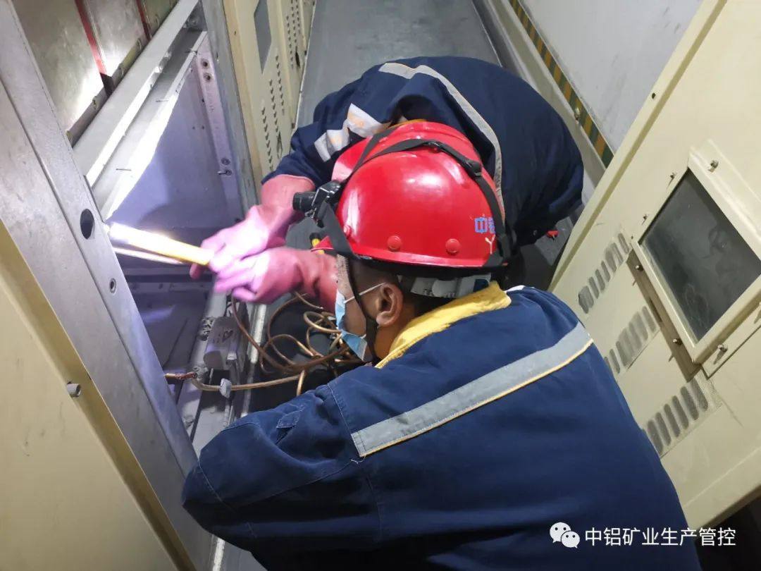 中铝矿业生产管控中心电力运行部实施分解槽空压机 “一拖二”电气改造成功