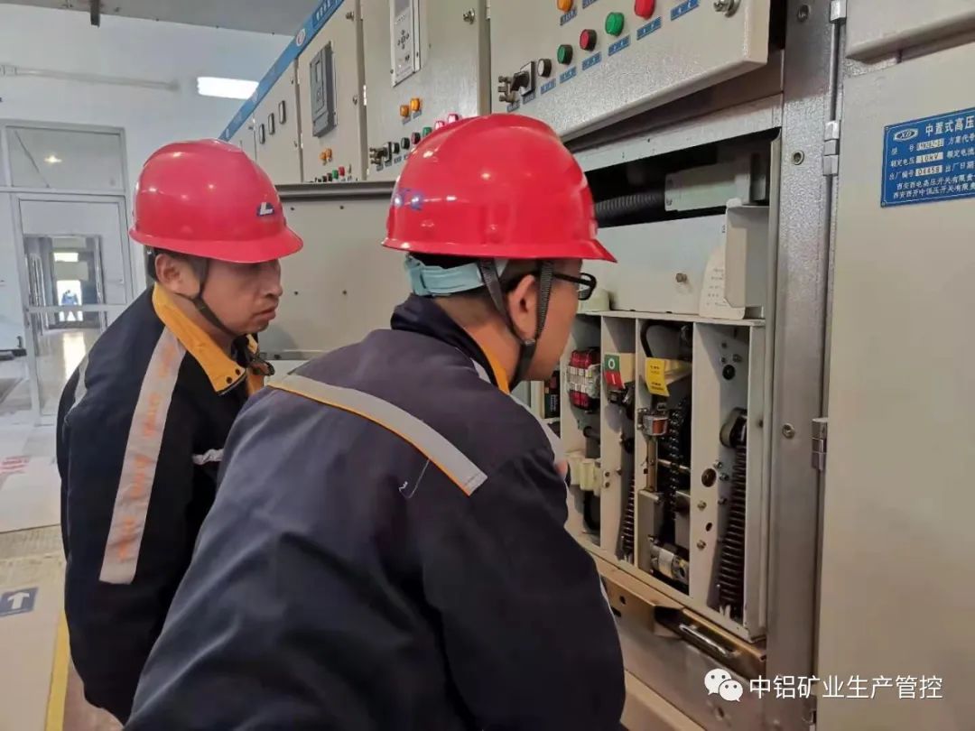 中铝矿业生产管控中心电力运行部实施分解槽空压机 “一拖二”电气改造成功