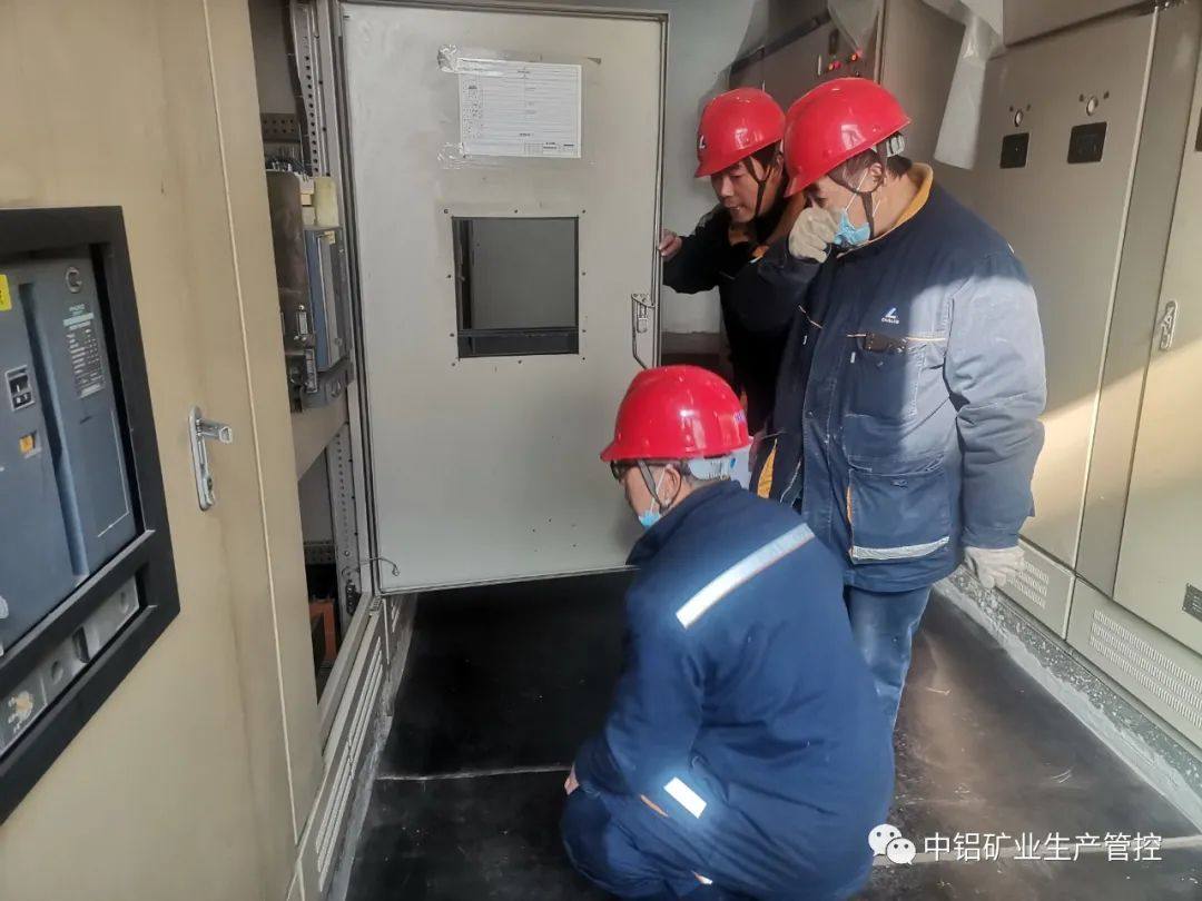 中铝矿业生产管控中心电力运行部实施分解槽空压机 “一拖二”电气改造成功