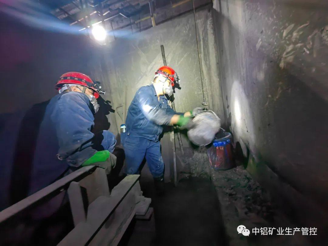 中铝矿业生产管控中心热机工序完成2#炉三级斗提地坑积水淤泥清理工作