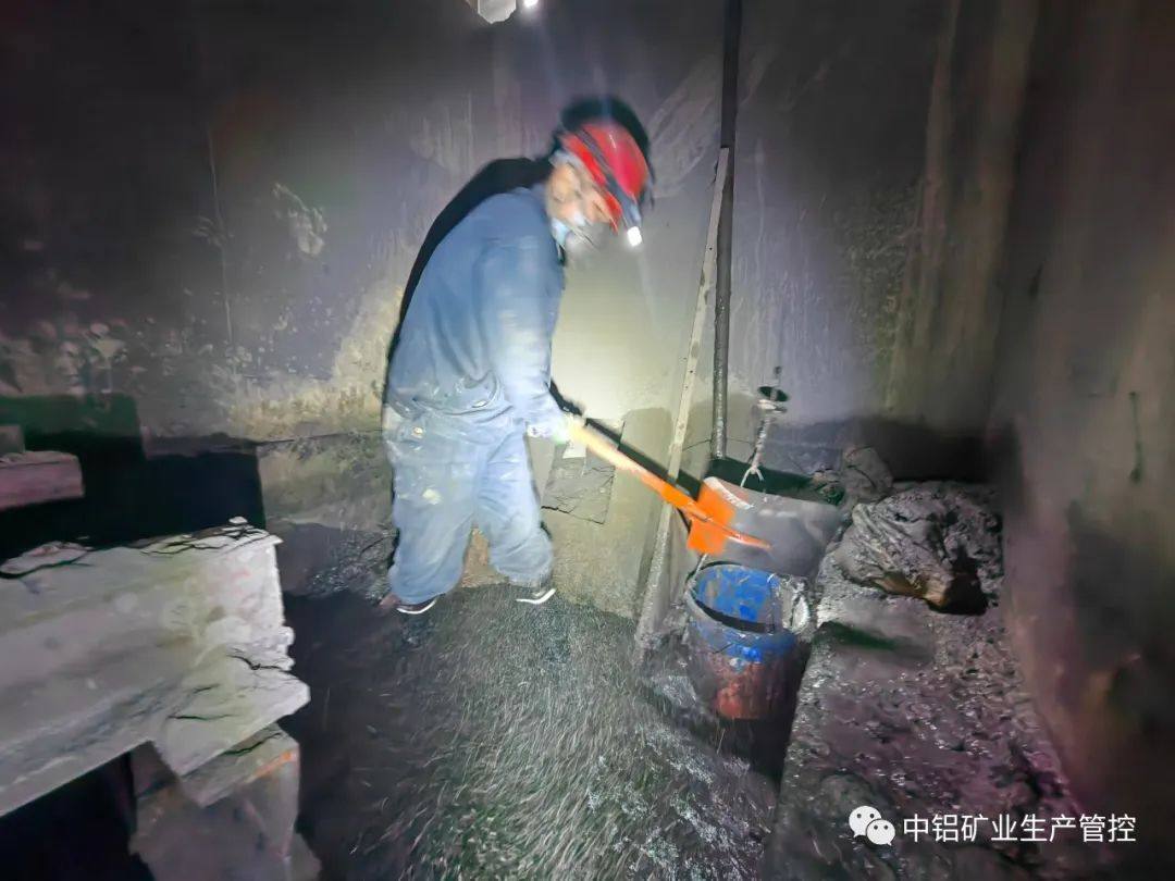 中铝矿业生产管控中心热机工序完成2#炉三级斗提地坑积水淤泥清理工作