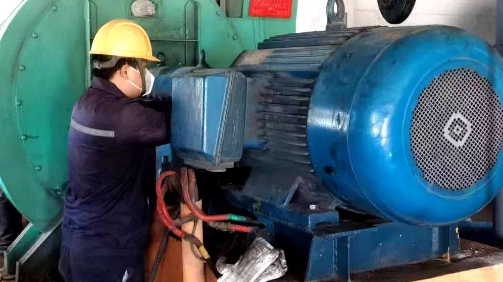 宏跃集团铅锌厂熔炼作业区热风炉一次性点火成功