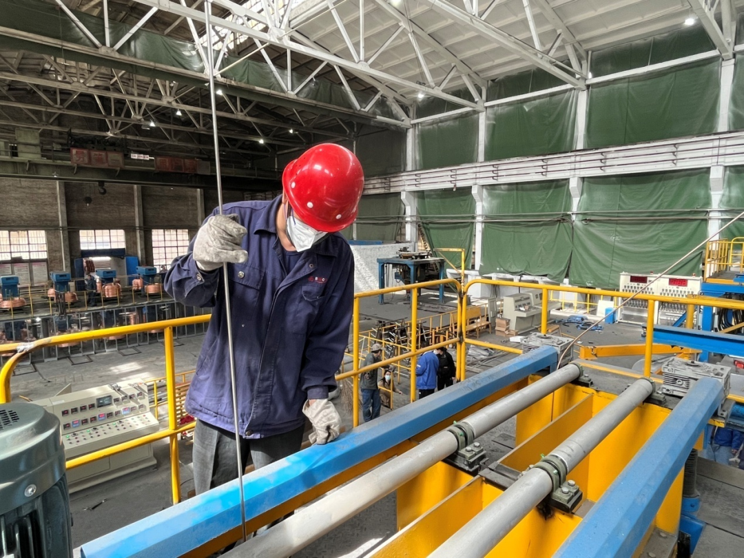 白银有色西铜公司熔铸分厂新建上引连铸炉项目成功引杆