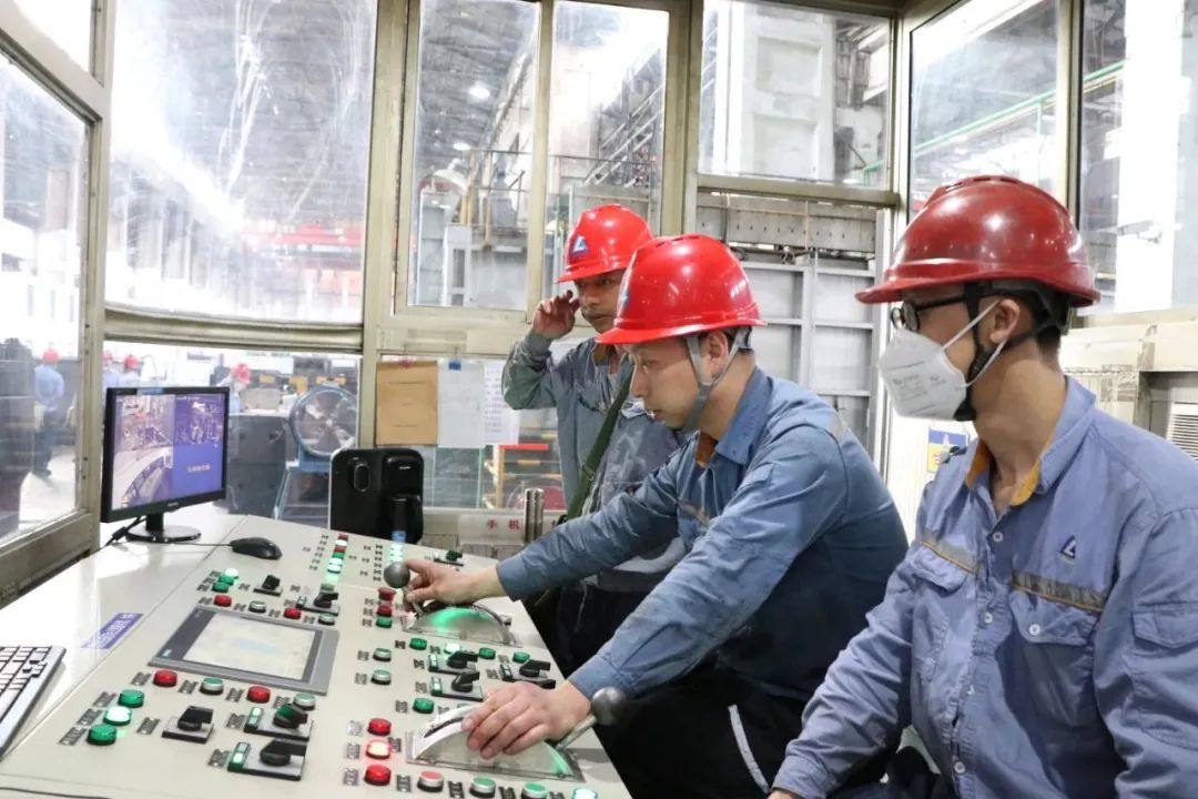 标杆班组的王牌“秘籍”——记中铝集团2022年度标杆班组西南铝锻造厂模压二班