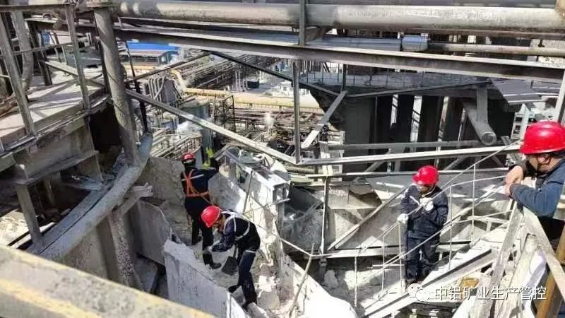 中鋁礦業生產管控中心卸礦自主作業部支援兄弟工序承擔溜槽清理工作