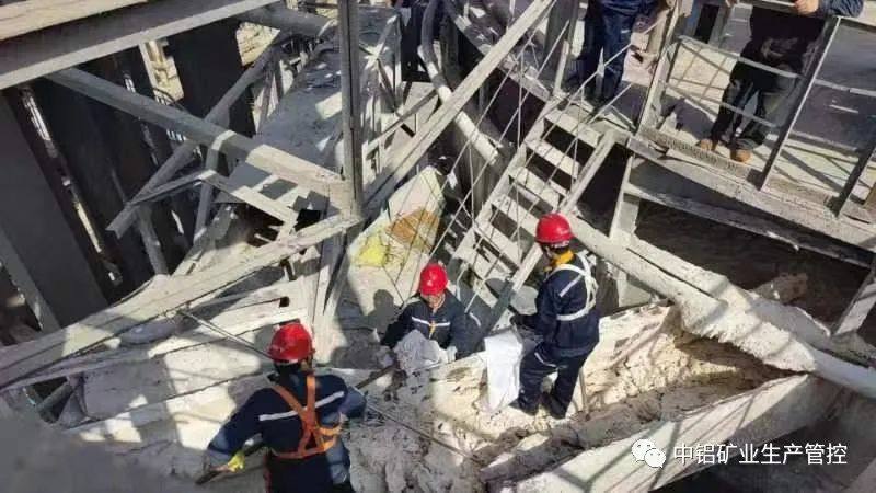 中铝矿业生产管控中心卸矿自主作业部支援兄弟工序承担溜槽清理工作
