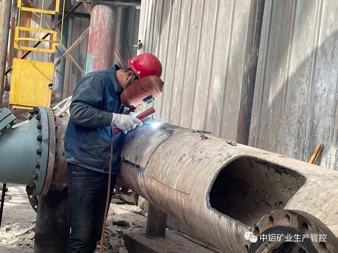 中铝矿业生产管控中心溶出沉降工序完成C沉降精液连通管清理工作