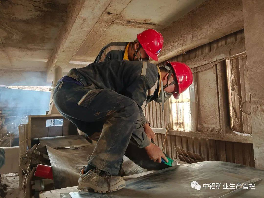 中铝矿业生产管控中心配料工序利用E管检修期间高效完成两条皮带胶结