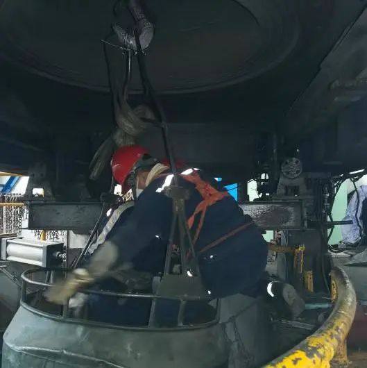 中鋁西北鋁設備保障中心完成22米淬火爐檢修作業