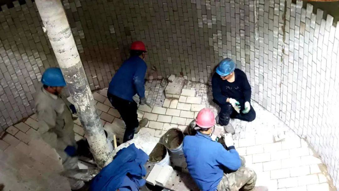 宏跃集团电解锌厂综合作业区完成酸浸槽检修
