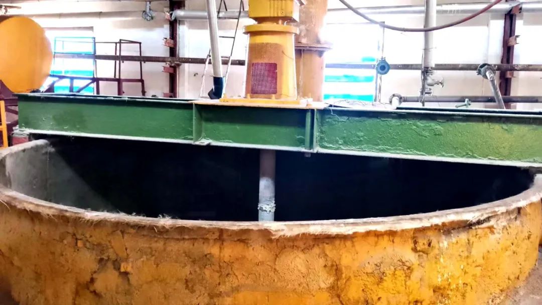 宏跃集团电解锌厂综合作业区完成酸浸槽检修
