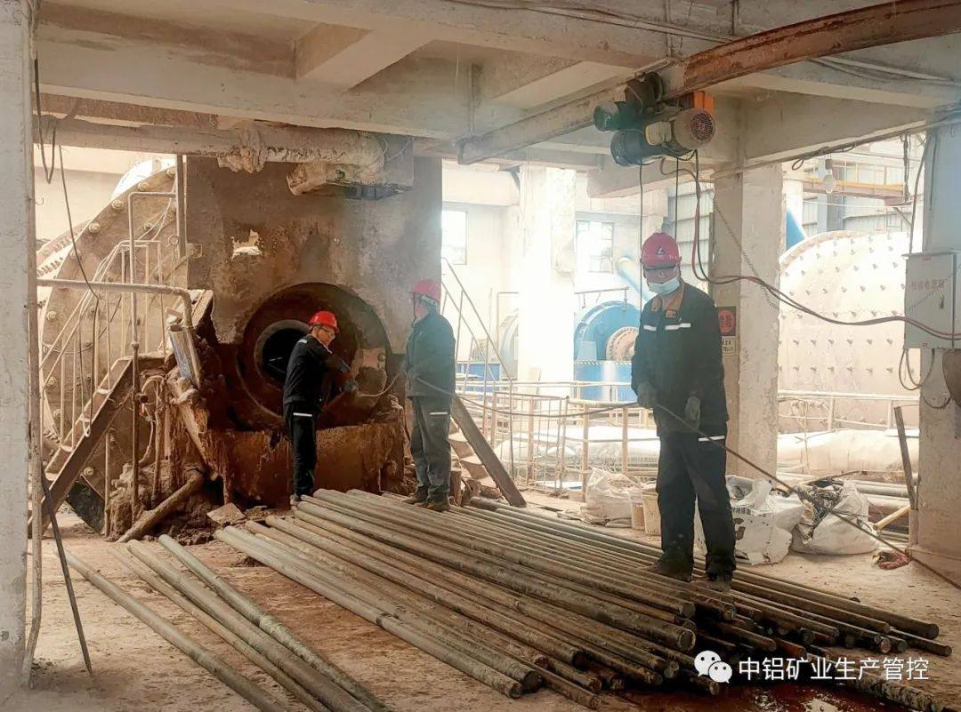中铝矿业生产管控中心氧化铝自主作业部圆满完成配料1#棒磨机抽棒任务